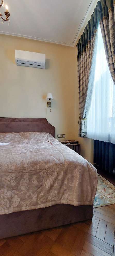 Стильный дизайн: хозяйская спальня среднего размера в классическом стиле с бежевыми стенами, паркетным полом среднего тона и коричневым полом - последний тренд