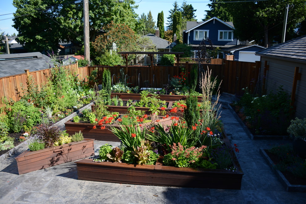 Inspiration for a mid-sized transitional backyard full sun garden in Vancouver with a vegetable garden and natural stone pavers.