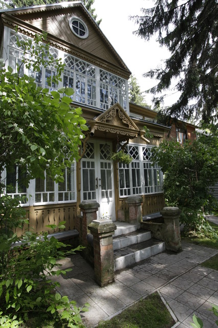Русская дача. Небольшой домик с колоритным декором