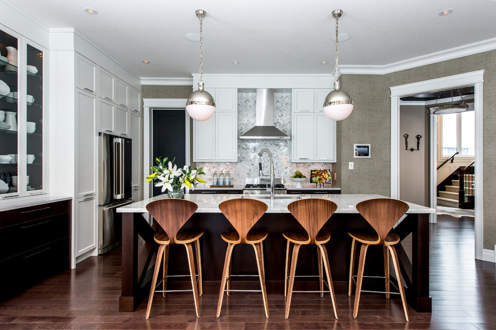 Example of a mid-sized transitional l-shaped dark wood floor and brown floor eat-in kitchen design in Calgary with an undermount sink, shaker cabinets, white cabinets, multicolored backsplash, mosaic tile backsplash, stainless steel appliances, an island and quartz countertops