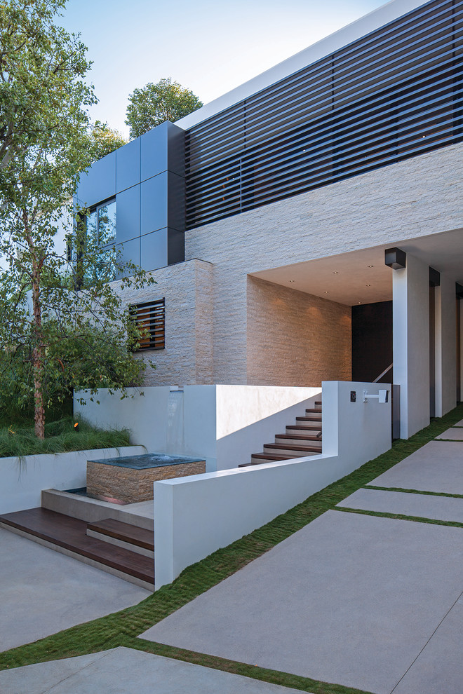 Inspiration for a contemporary two-storey exterior in Los Angeles.