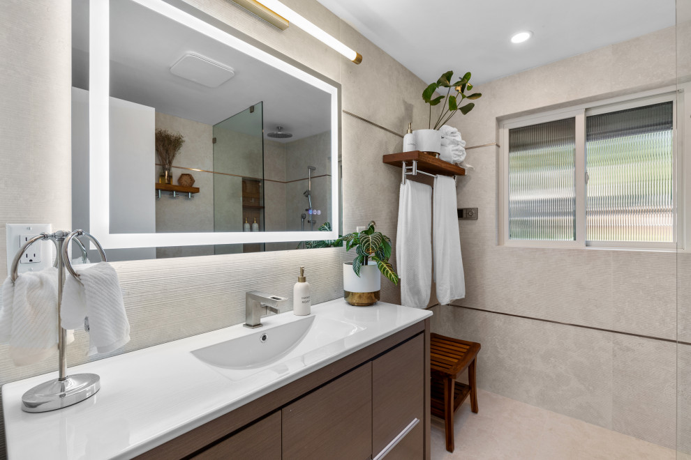Klassisk inredning av ett litet vit vitt badrum med dusch, med släta luckor, en dusch i en alkov, beige kakel, porslinskakel, klinkergolv i porslin, ett integrerad handfat, bänkskiva i kvarts och med dusch som är öppen