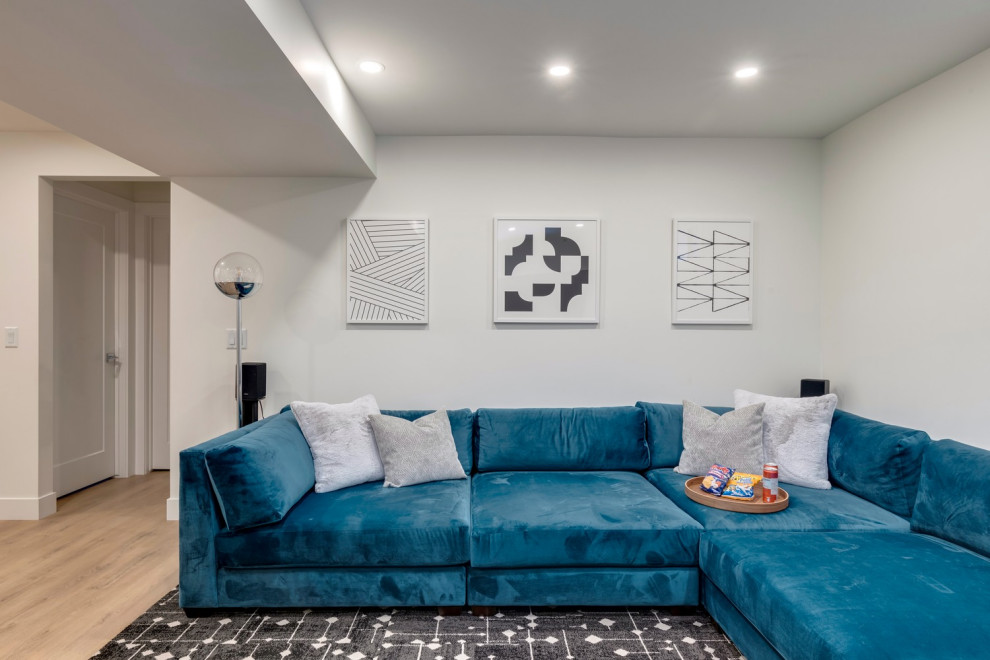 Foto de sala de estar minimalista con paredes blancas, suelo vinílico y suelo marrón