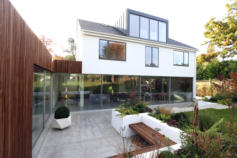 Inspiration for a contemporary patio in Buckinghamshire.