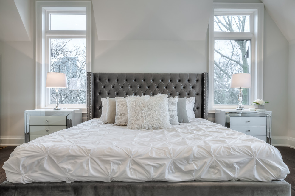 Inspiration for a transitional home design remodel in Toronto