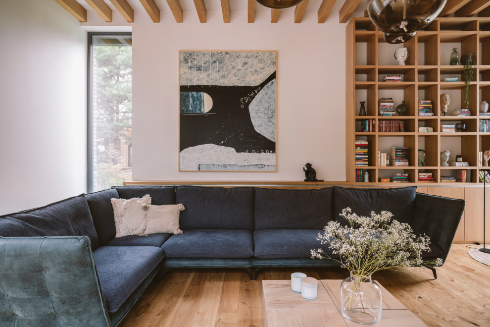 Offenes Modernes Wohnzimmer mit weißer Wandfarbe, hellem Holzboden und beigem Boden in Frankfurt am Main