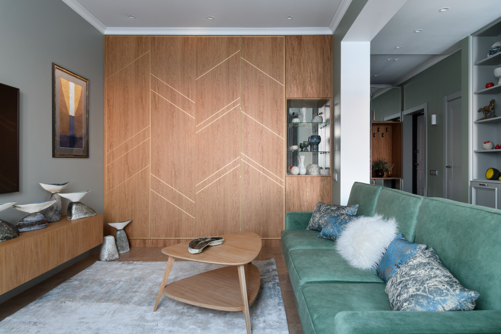 Стильный дизайн: открытая гостиная комната среднего размера в современном стиле с серыми стенами, пробковым полом, подвесным камином, телевизором на стене и коричневым полом - последний тренд