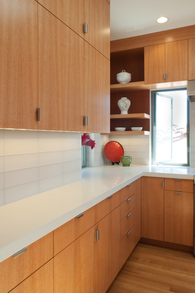 Transitional u-shaped eat-in kitchen in San Francisco with open cabinets and white splashback.