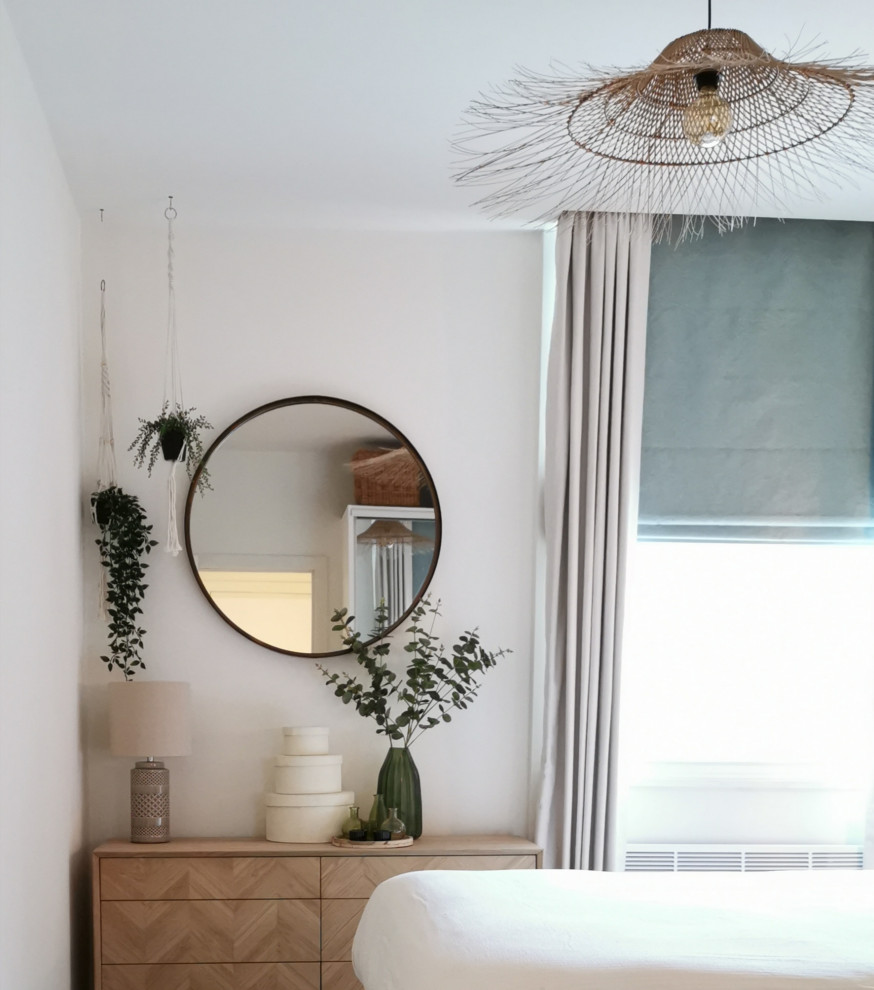 Свежая идея для дизайна: хозяйская спальня среднего размера в современном стиле с серыми стенами, ковровым покрытием, бежевым полом, обоями на стенах и акцентной стеной - отличное фото интерьера