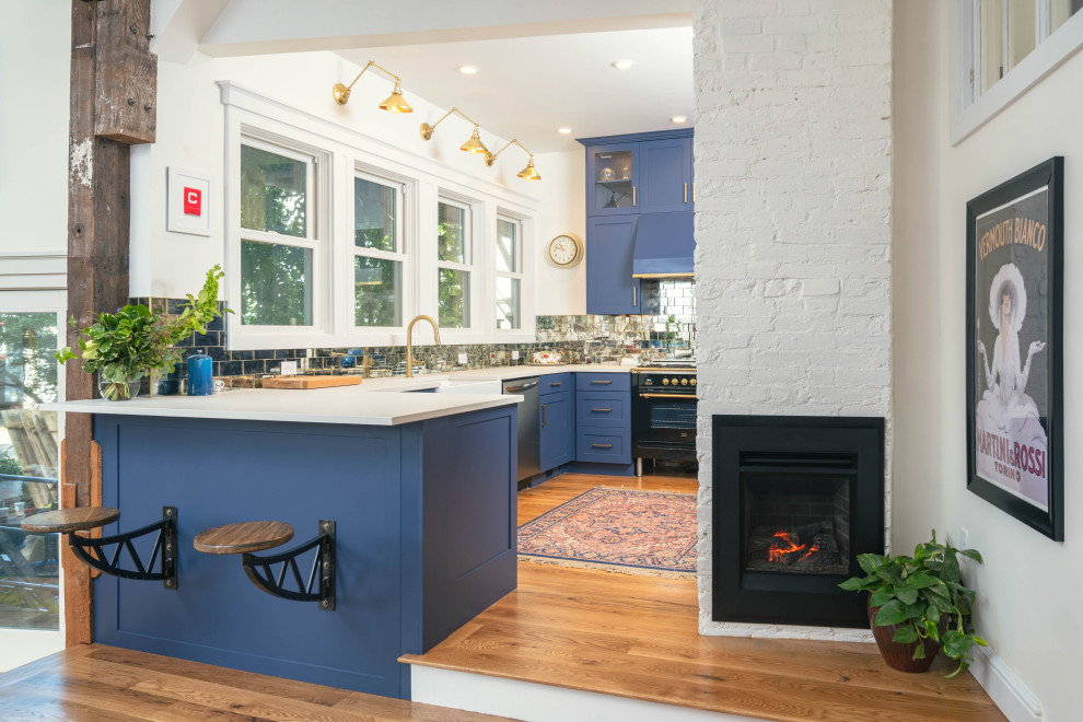 Eklektische Küche mit blauen Schränken in Boston