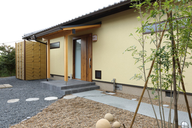 時間の流れとルーツを豊かに感じる郊外に佇む平屋の家 asiatisch-haeuser