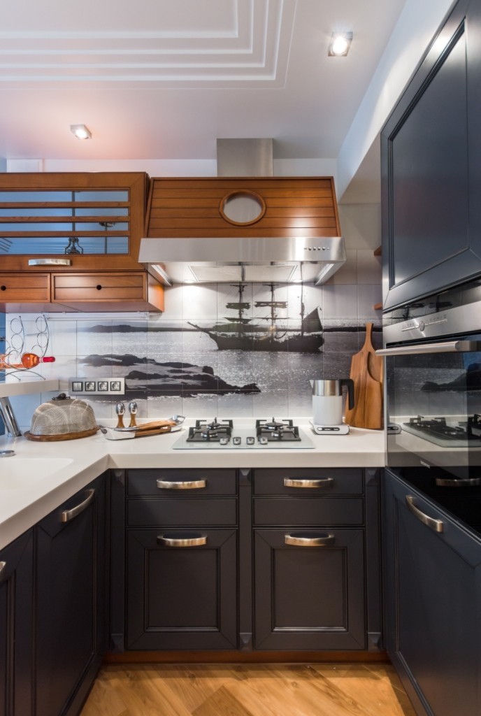 Кухня с иллюминатором