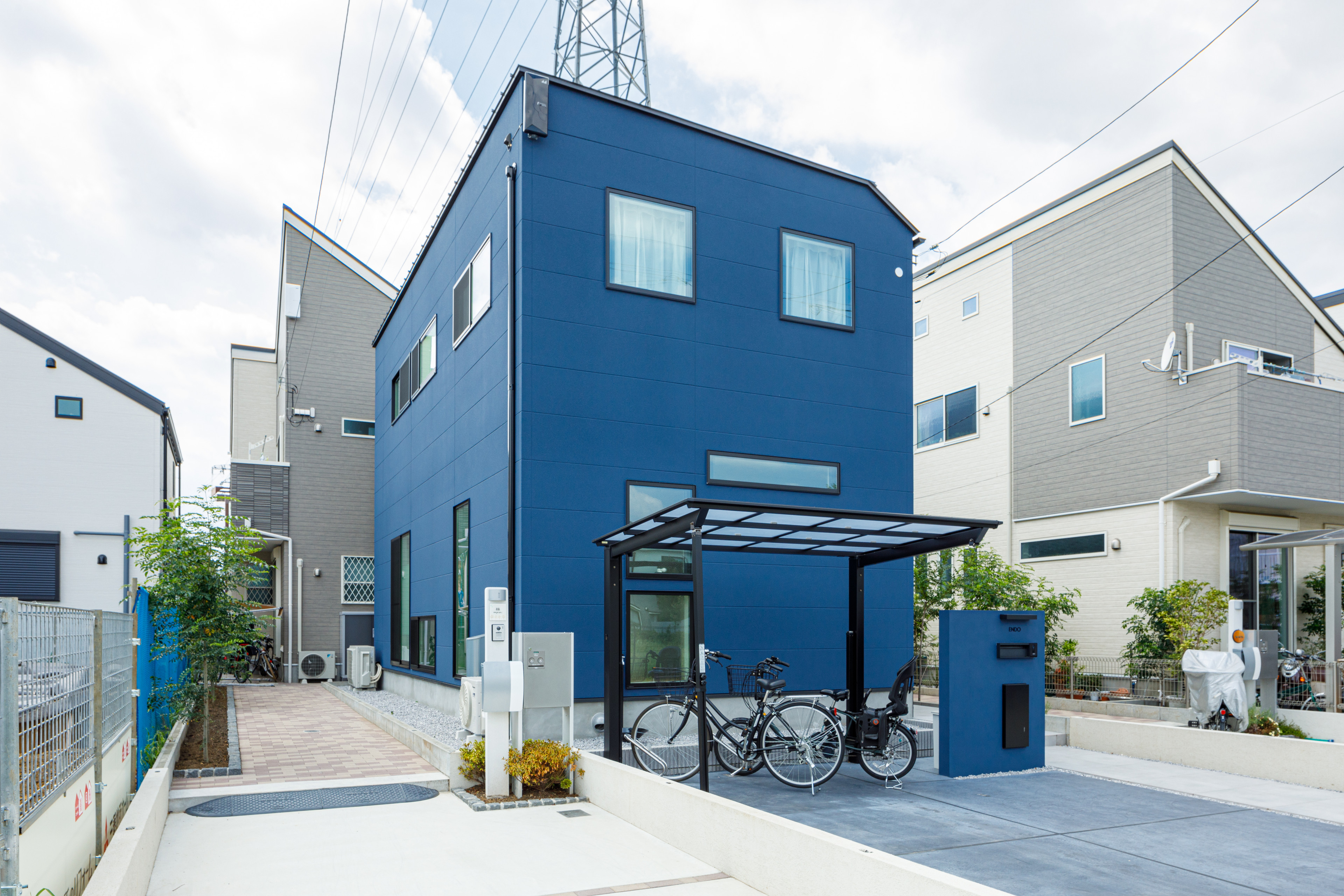 おしゃれな青い家の画像 75選 - 2026 年 10月 | Houzz (ハウズ)