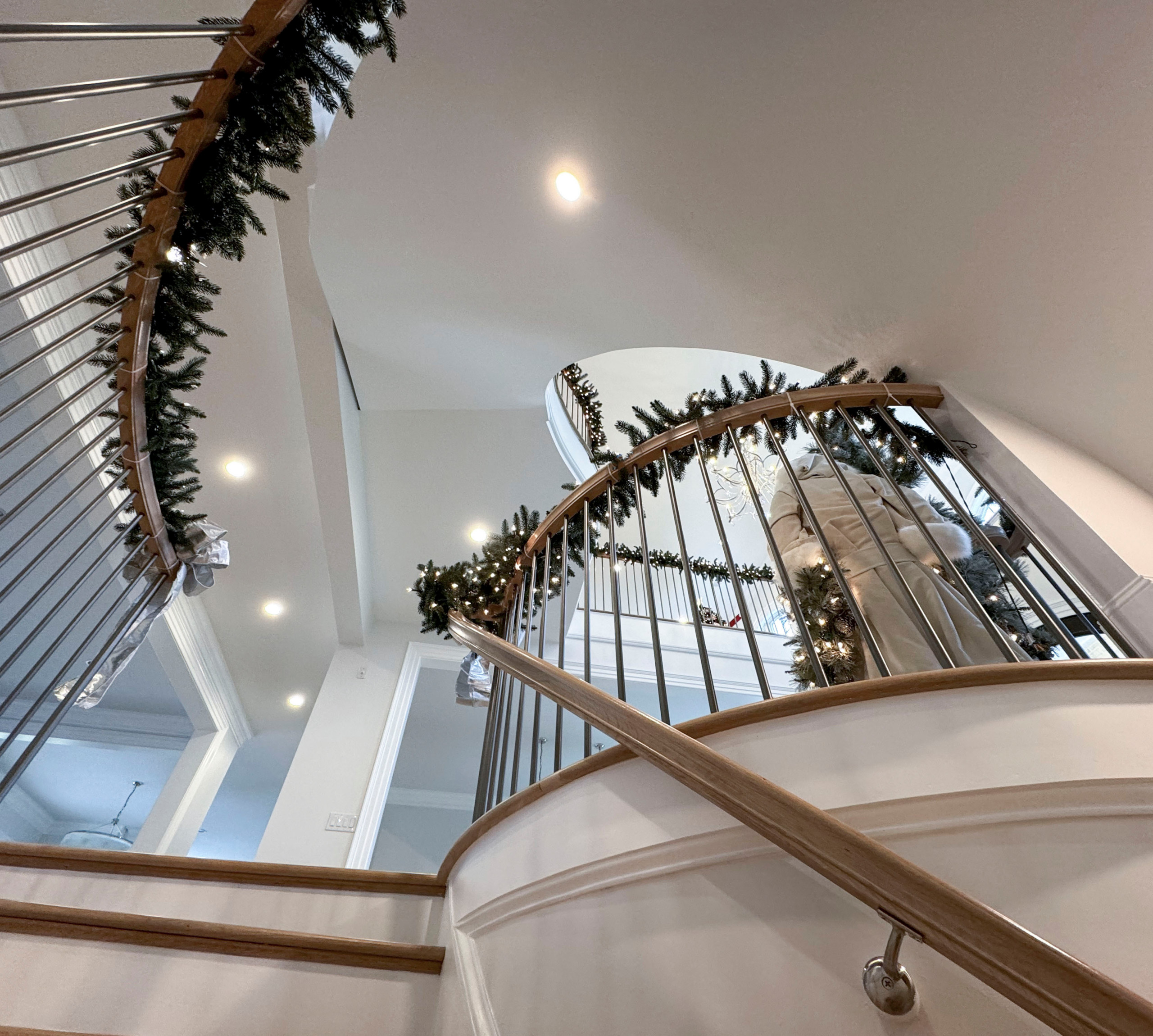 116_Elegant & Eye-catching Curved Staircase, Leesburg VA 20175