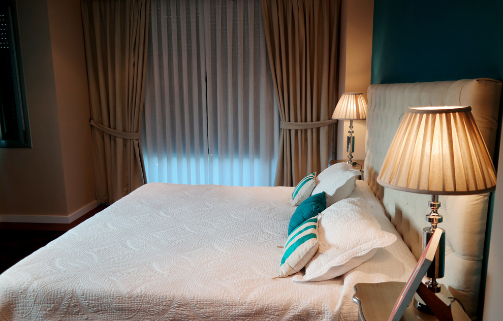 Ejemplo de dormitorio principal romántico grande con paredes azules, suelo de madera en tonos medios y suelo marrón