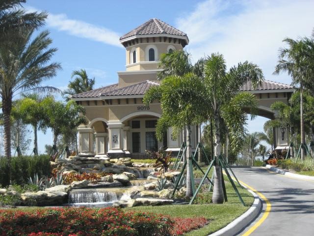 Entry/Pool Features entry