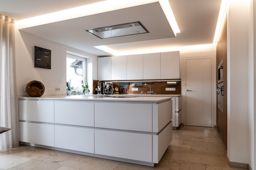 This is an example of a contemporary kitchen in Nuremberg.
