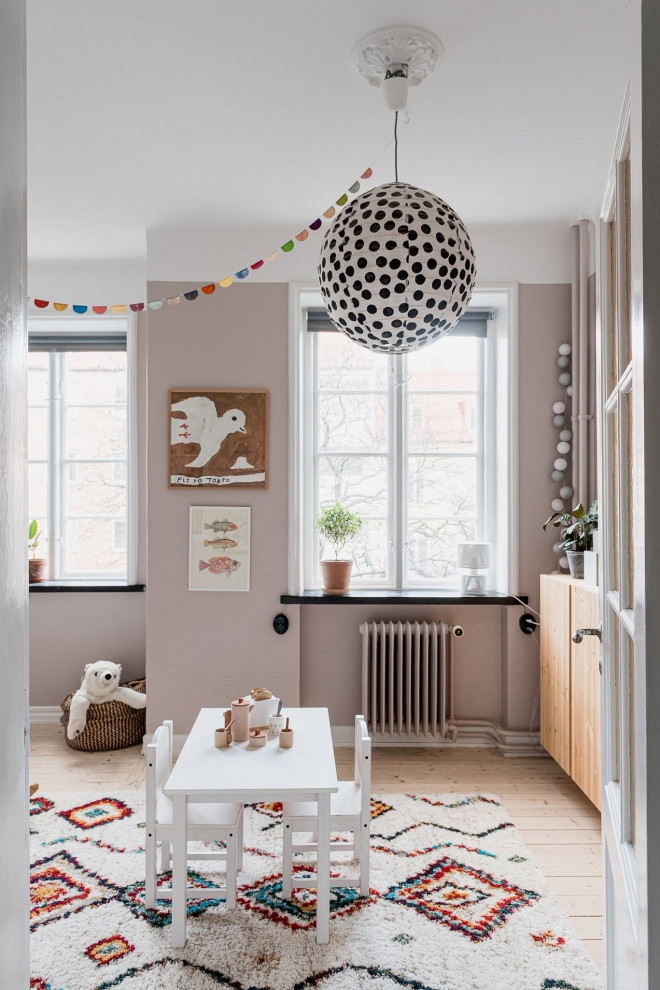 Idéer för minimalistiska barnrum kombinerat med sovrum, med rosa väggar, ljust trägolv och beiget golv