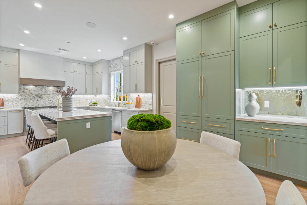 Kitchen - transitional kitchen idea in Los Angeles