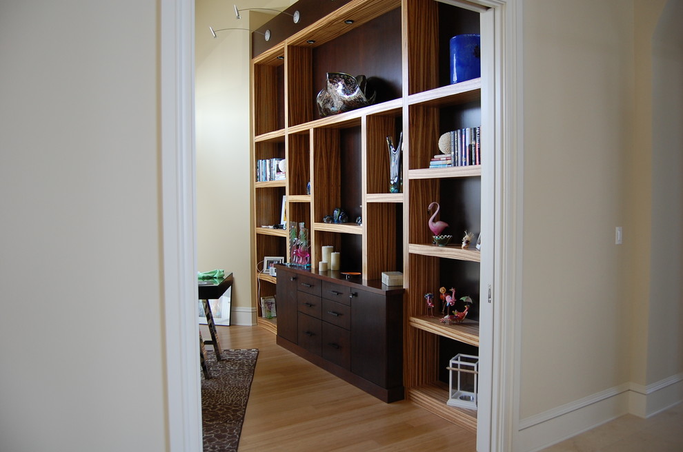 Example of a minimalist home design design in St Louis