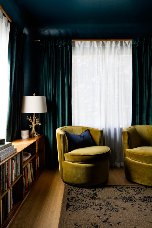 Свежая идея для дизайна: парадная, изолированная гостиная комната среднего размера в современном стиле с синими стенами, паркетным полом среднего тона и стандартным камином без телевизора - отличное фото интерьера