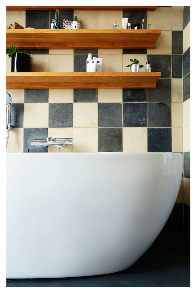 Cette image montre une grande salle de bain principale design en bois clair avec un placard à porte plane, une baignoire posée, une douche ouverte, un carrelage multicolore, des carreaux de béton, sol en béton ciré, un plan vasque, un plan de toilette en surface solide, un sol gris et un plan de toilette blanc.