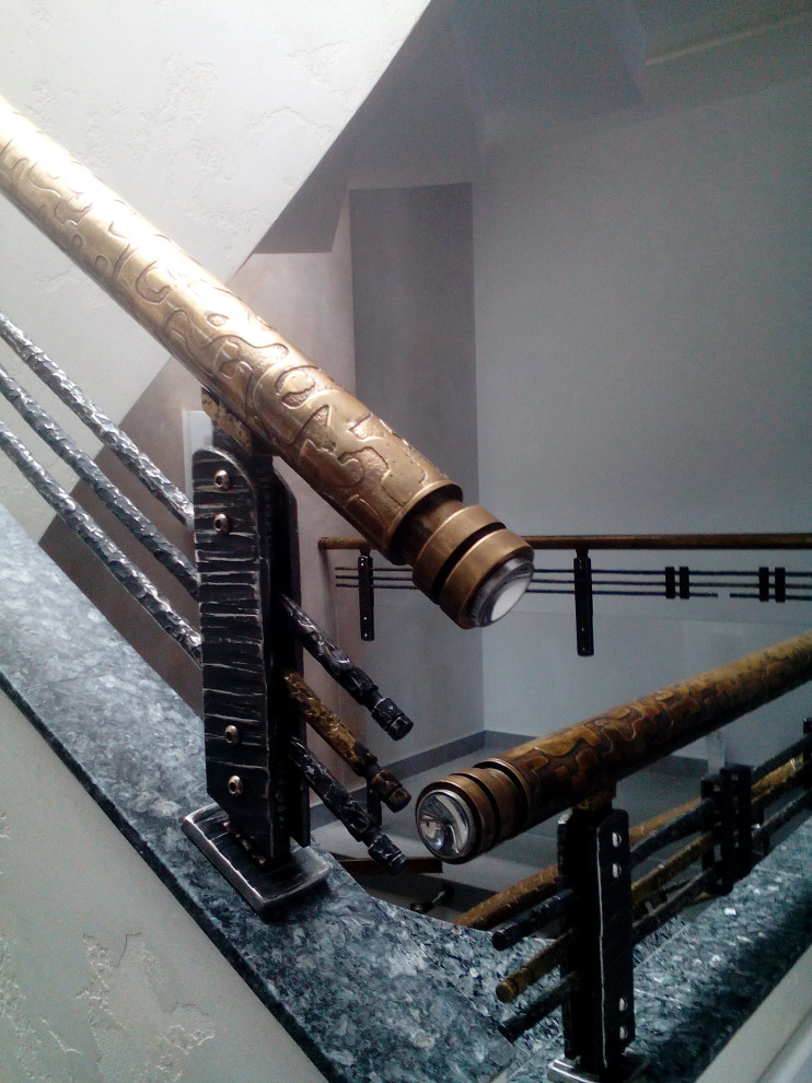 Лестничное заграждение из латуни, стекла и нержавеющей стали.