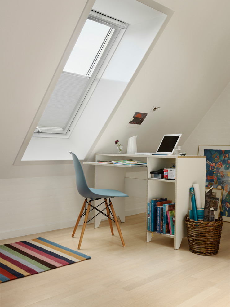 Imagen de habitación infantil unisex de 4 a 10 años escandinava de tamaño medio con escritorio, paredes blancas y suelo de madera clara