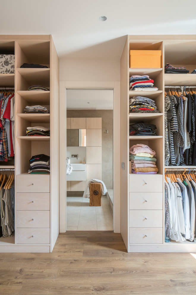 Inspiration for a transitional storage and wardrobe in Barcelona.