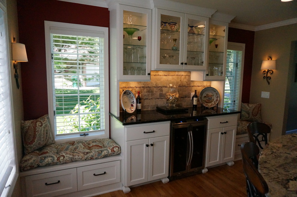 Example of a transitional home design design in Minneapolis