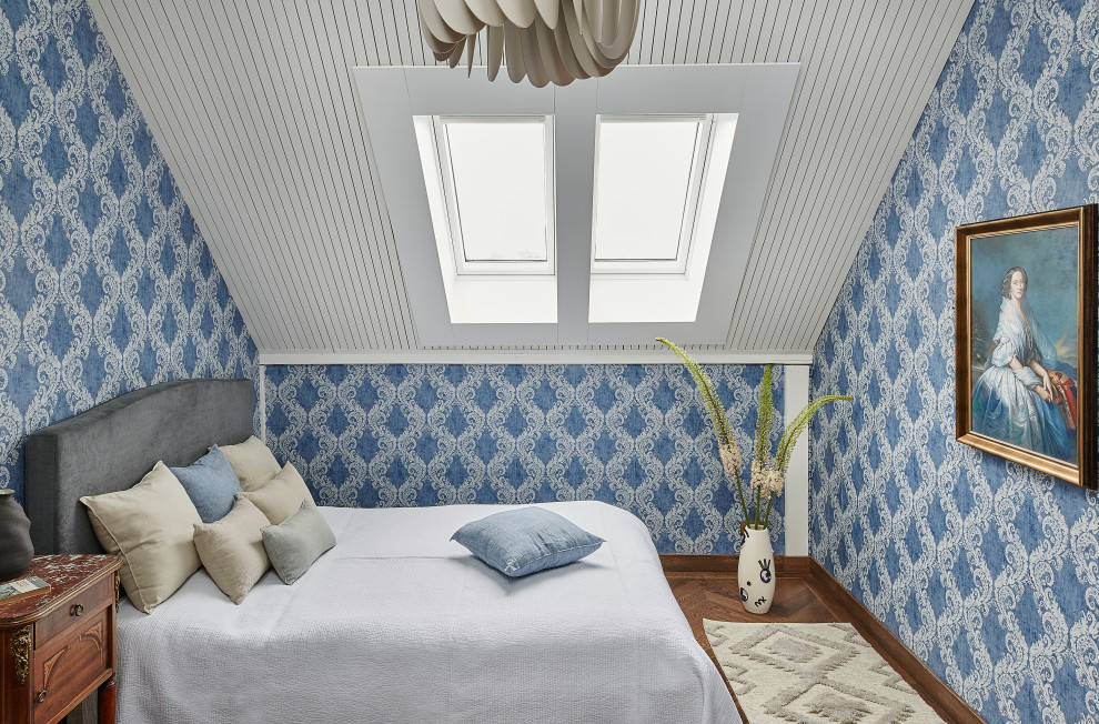 Foto de habitación de invitados actual de tamaño medio con paredes multicolor, suelo de madera en tonos medios, machihembrado y papel pintado
