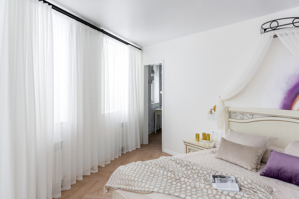 Idee per una camera matrimoniale chic di medie dimensioni con pareti bianche, pavimento in legno massello medio, pavimento beige, travi a vista e pareti in mattoni
