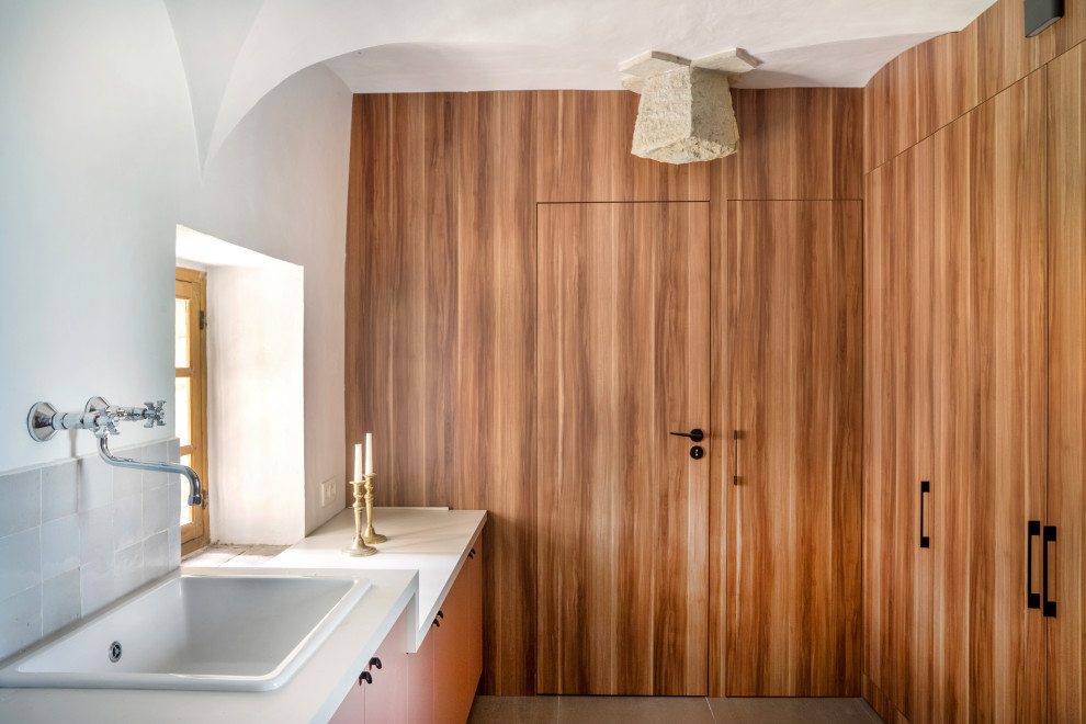 Exemple d'une salle d'eau blanche et bois tendance en bois avec un carrelage gris, des carreaux de céramique, un mur blanc, un lavabo encastré, un sol beige, meuble simple vasque, meuble-lavabo encastré et un plafond voûté.