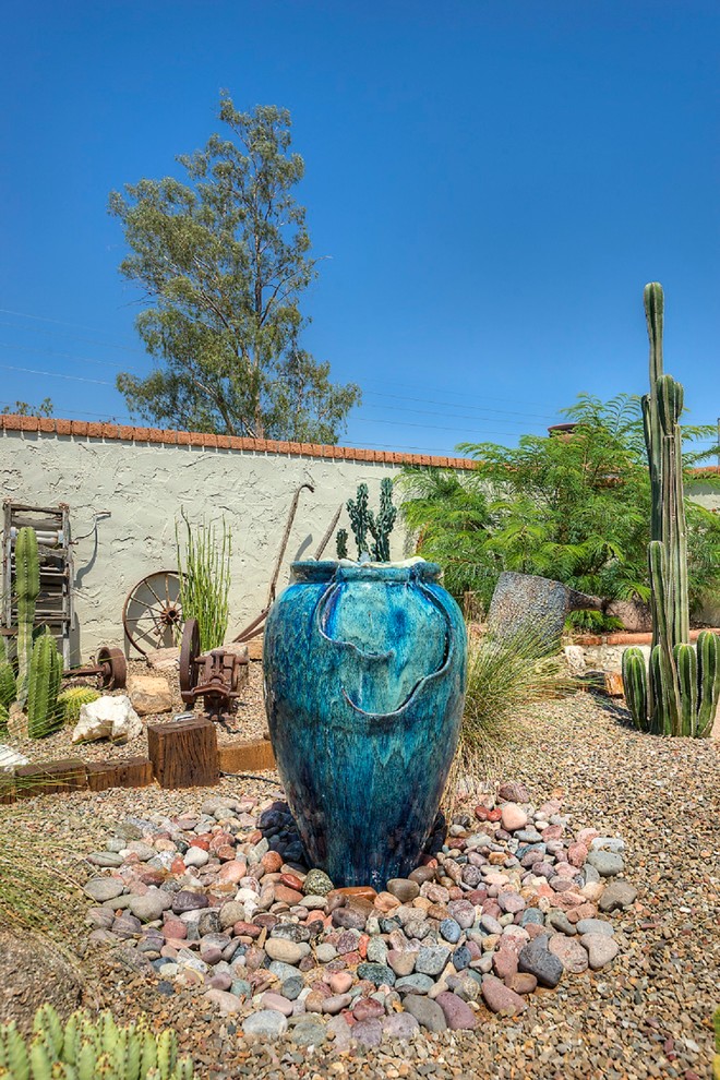Photo of a small backyard garden in Phoenix with a water feature and gravel.
