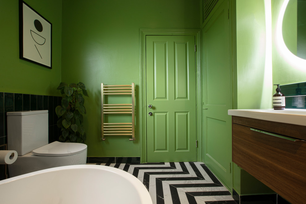 Cette image montre une salle de bain victorienne de taille moyenne pour enfant avec placards, une douche ouverte, un mur vert, un sol multicolore, aucune cabine, meuble simple vasque et meuble-lavabo suspendu.