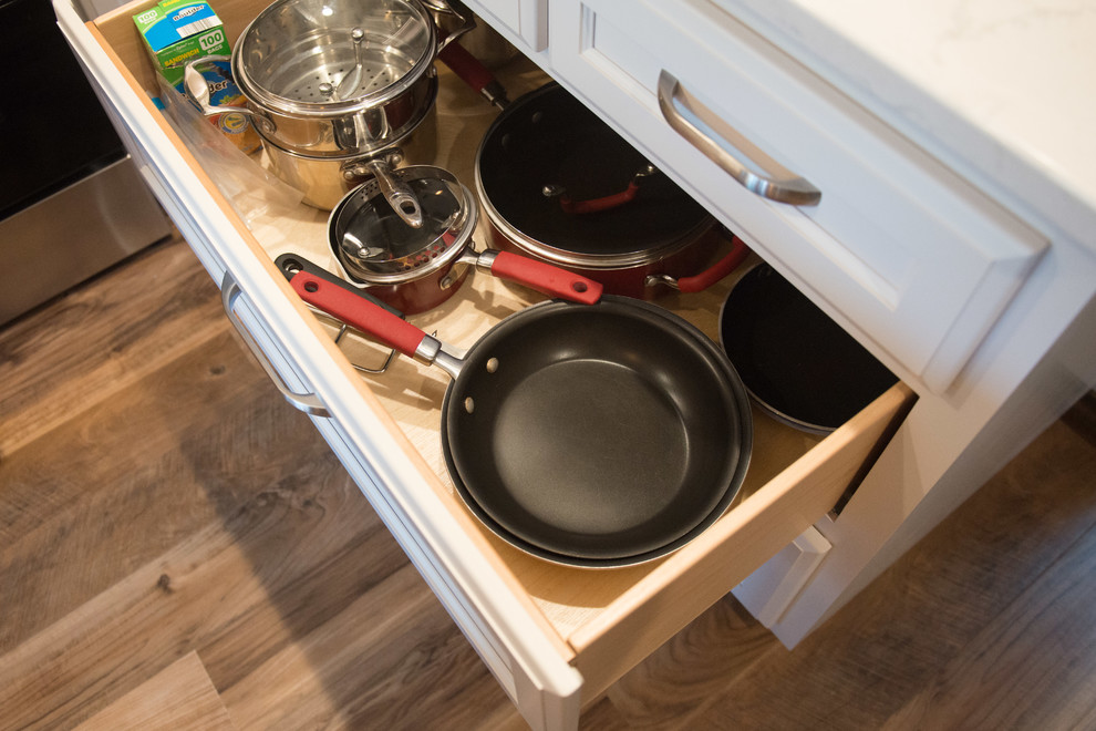 Example of a transitional kitchen design in Chicago