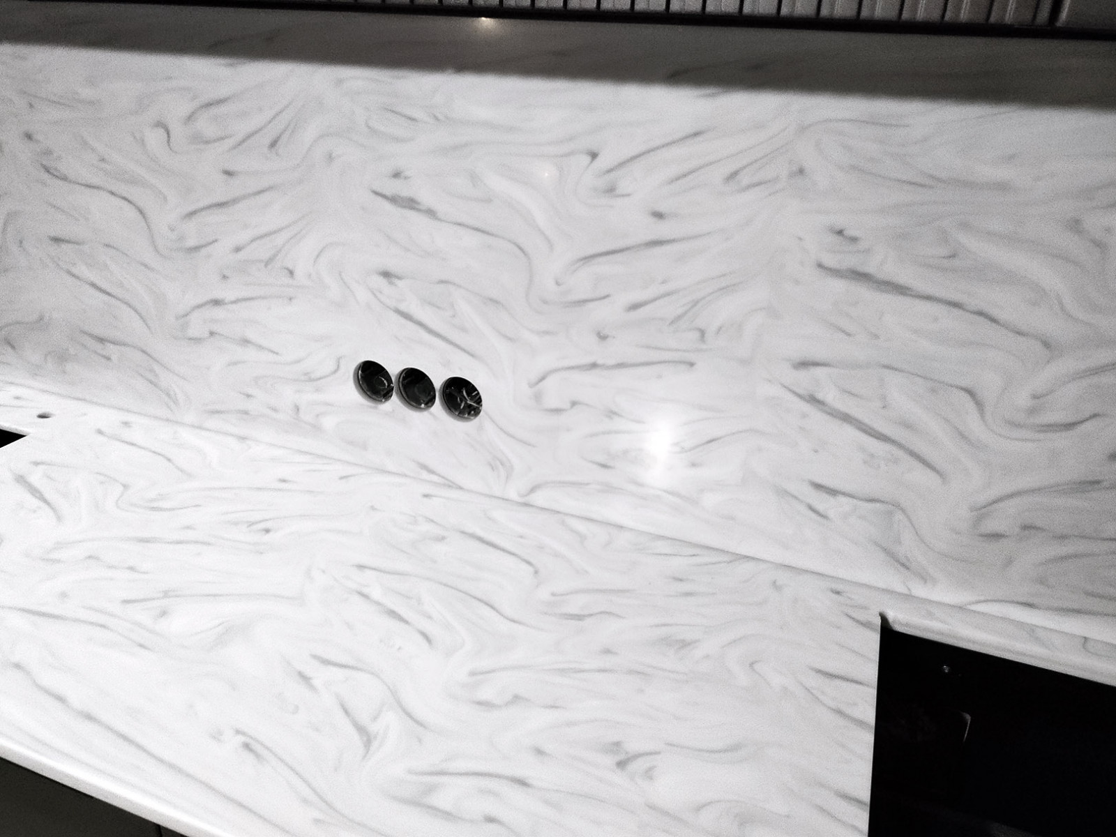 Кухонный остров и столешница со стеновой из камня Grandex