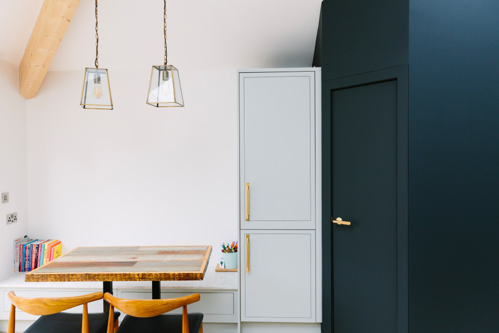 Свежая идея для дизайна: маленькая кухня-столовая в стиле неоклассика (современная классика) с белыми стенами, светлым паркетным полом, коричневым полом и балками на потолке для на участке и в саду - отличное фото интерьера