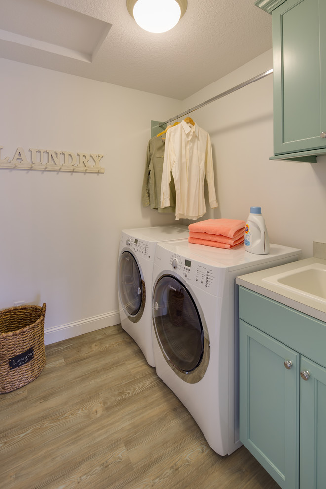 Design ideas for a large arts and crafts laundry room in Minneapolis.