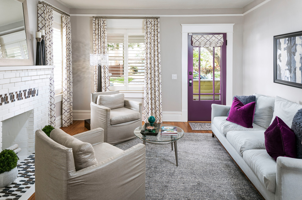 Mittelgroßes, Fernseherloses, Abgetrenntes Klassisches Wohnzimmer mit beiger Wandfarbe und Kamin in Tampa