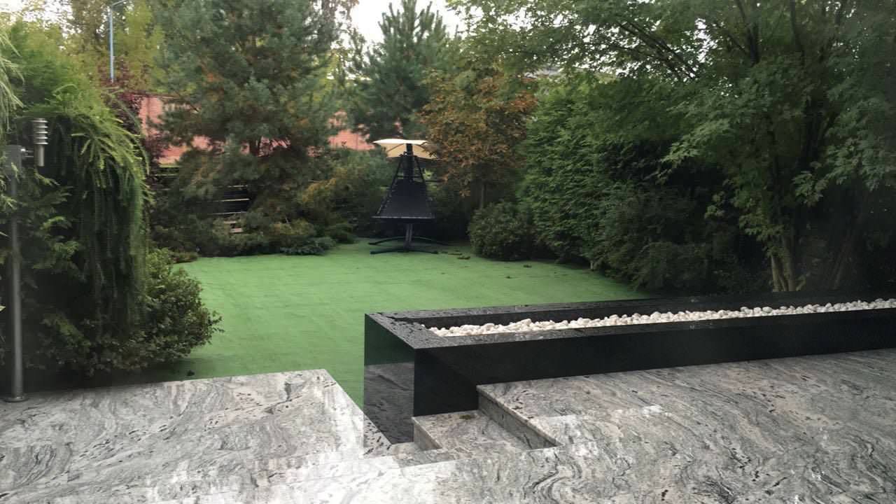 Открытая терраса на заднем дворике загородного дома