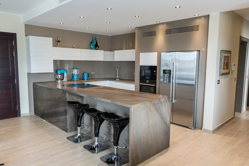 Mid-sized modern u-shaped eat-in kitchen in Other with an undermount sink, quartzite benchtops, grey splashback and coloured appliances.
