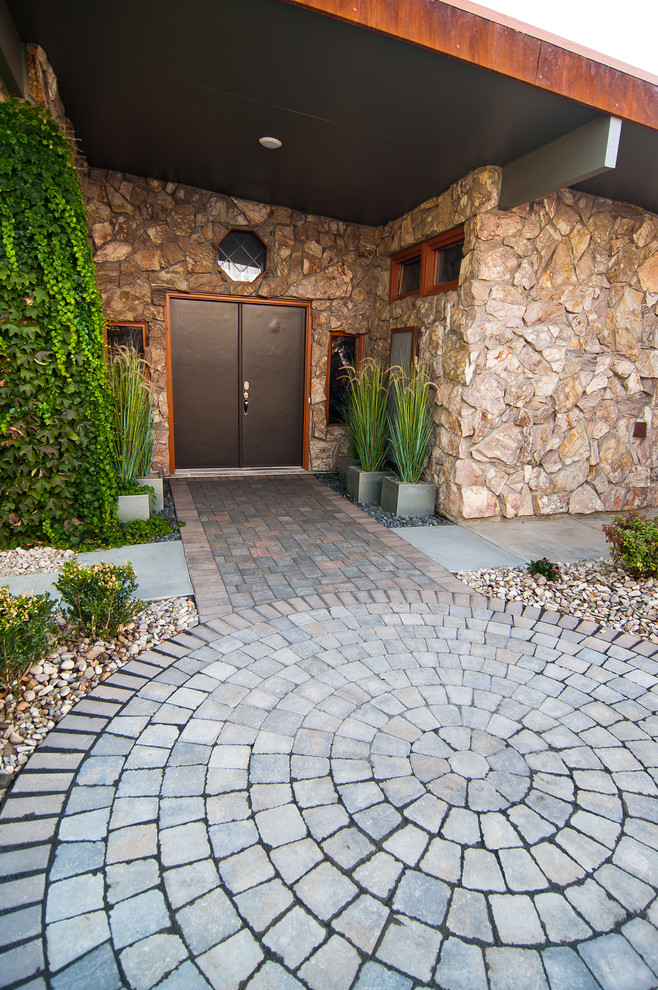 Eclectic courtyard garden in Boise with concrete pavers.