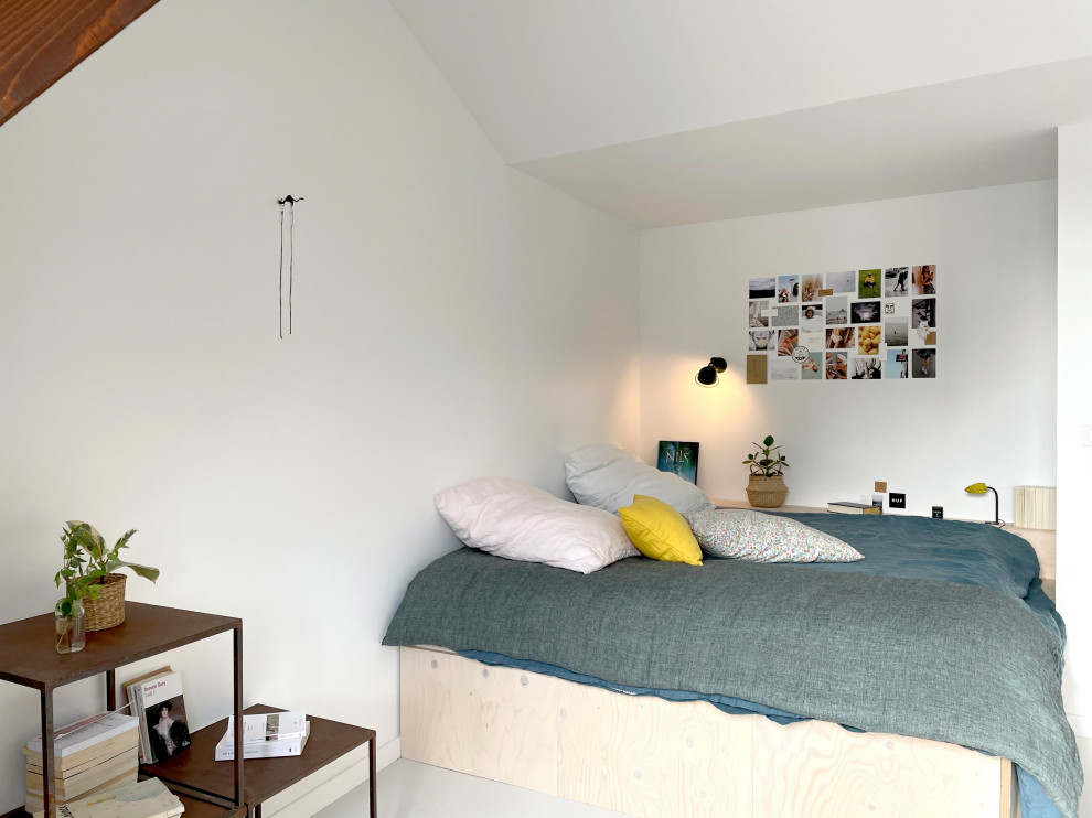 Идея дизайна: спальня среднего размера, в белых тонах с отделкой деревом на антресоли в скандинавском стиле с белыми стенами, деревянным полом, белым полом и кроватью в нише
