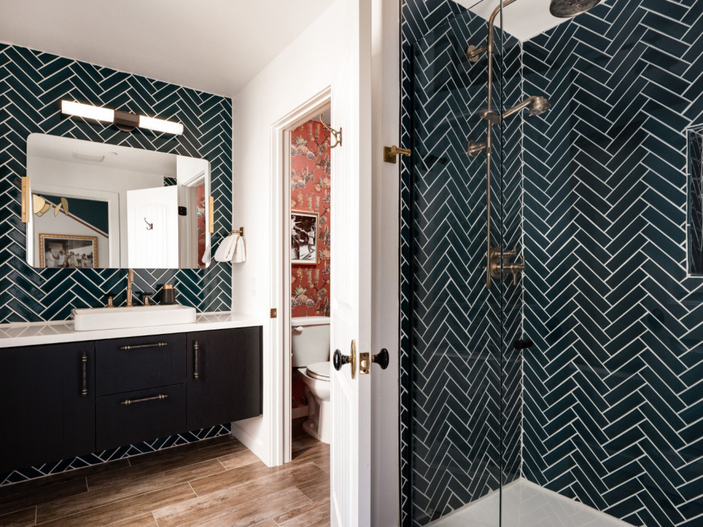 Идея дизайна: большая ванная комната в стиле модернизм с угловым душем, синей плиткой, керамической плиткой и душем с распашными дверями