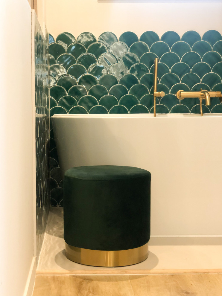 На фото: большая ванная комната с отдельно стоящей ванной, открытым душем, инсталляцией, зеленой плиткой, цементной плиткой, белыми стенами, полом из винила, врезной раковиной и тумбой под две раковины