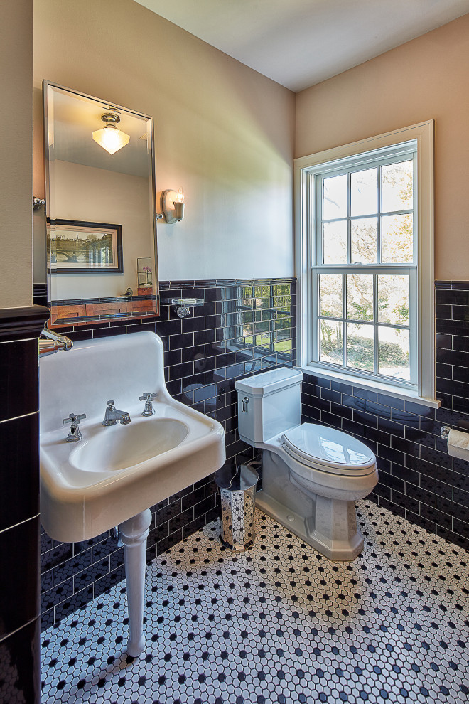 Источник вдохновения для домашнего уюта: большой туалет с раздельным унитазом, черной плиткой, керамогранитной плиткой, бежевыми стенами, полом из мозаичной плитки, раковиной с пьедесталом и разноцветным полом