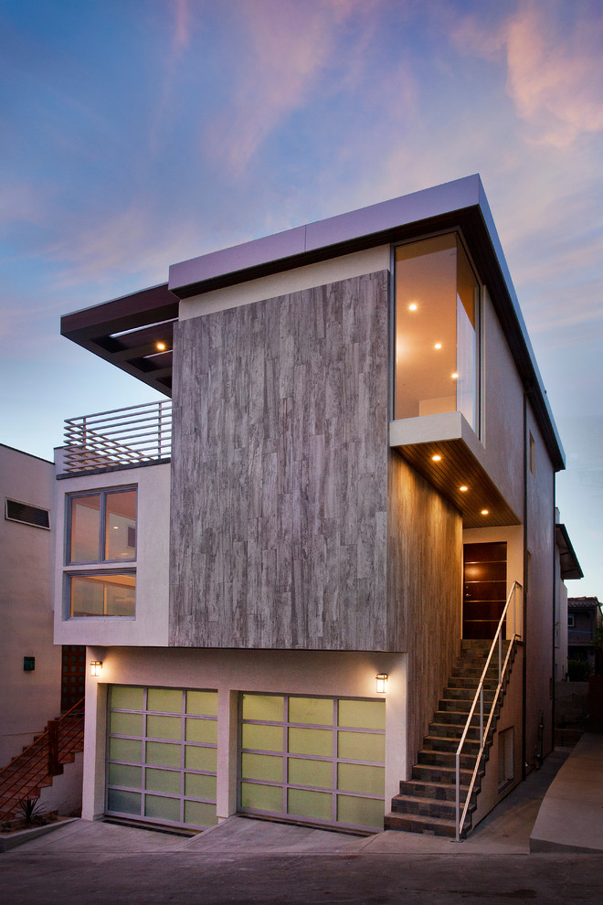 Inspiration for a mid-sized contemporary three-storey white exterior in Los Angeles with mixed siding and a flat roof.