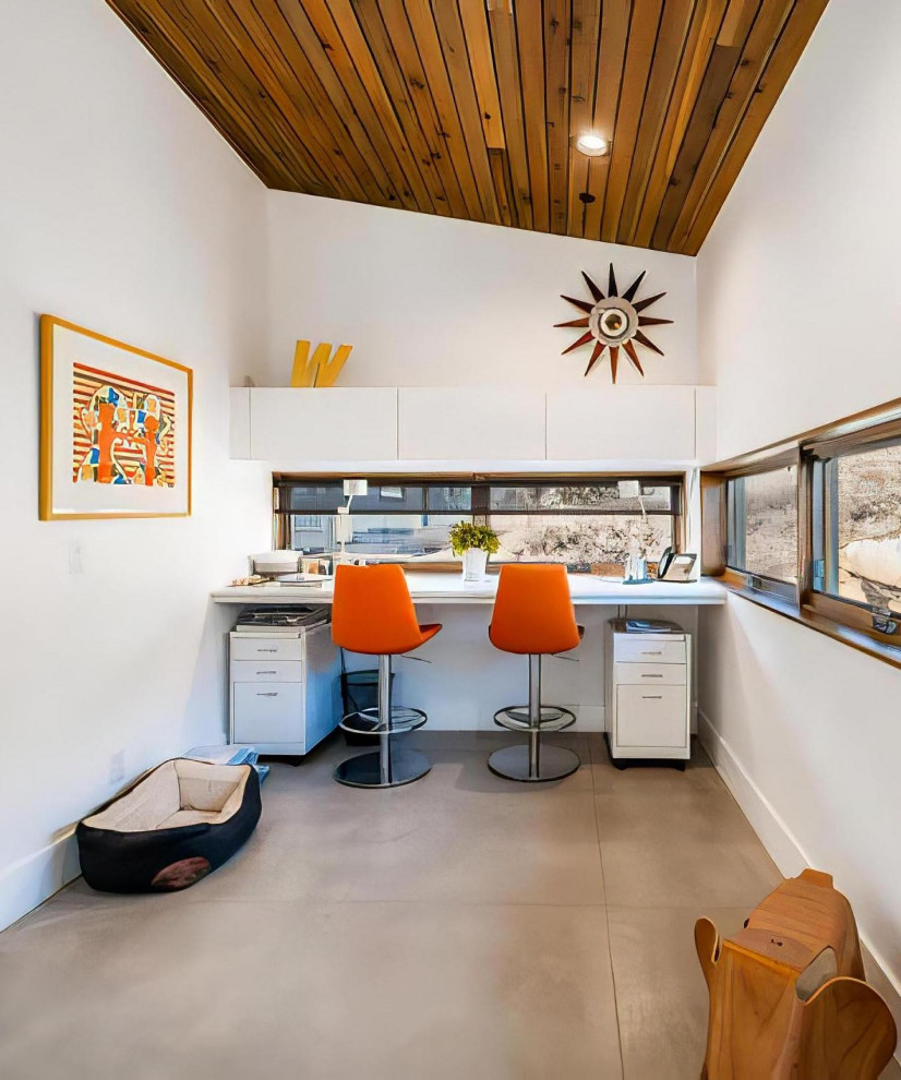 Inspiration pour un petit bureau minimaliste avec un mur blanc, sol en béton ciré, un bureau intégré, un sol gris et un plafond en bois.
