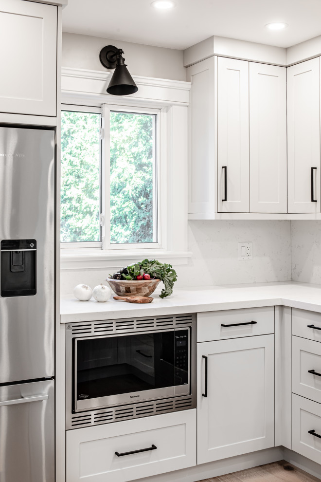 Kitchen - scandinavian kitchen idea in Toronto